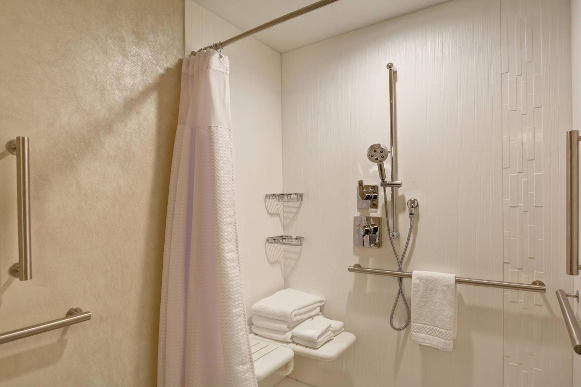 Courtyard By Marriott Long Island Islip/Courthouse Complex Hotel Central Islip Buitenkant foto