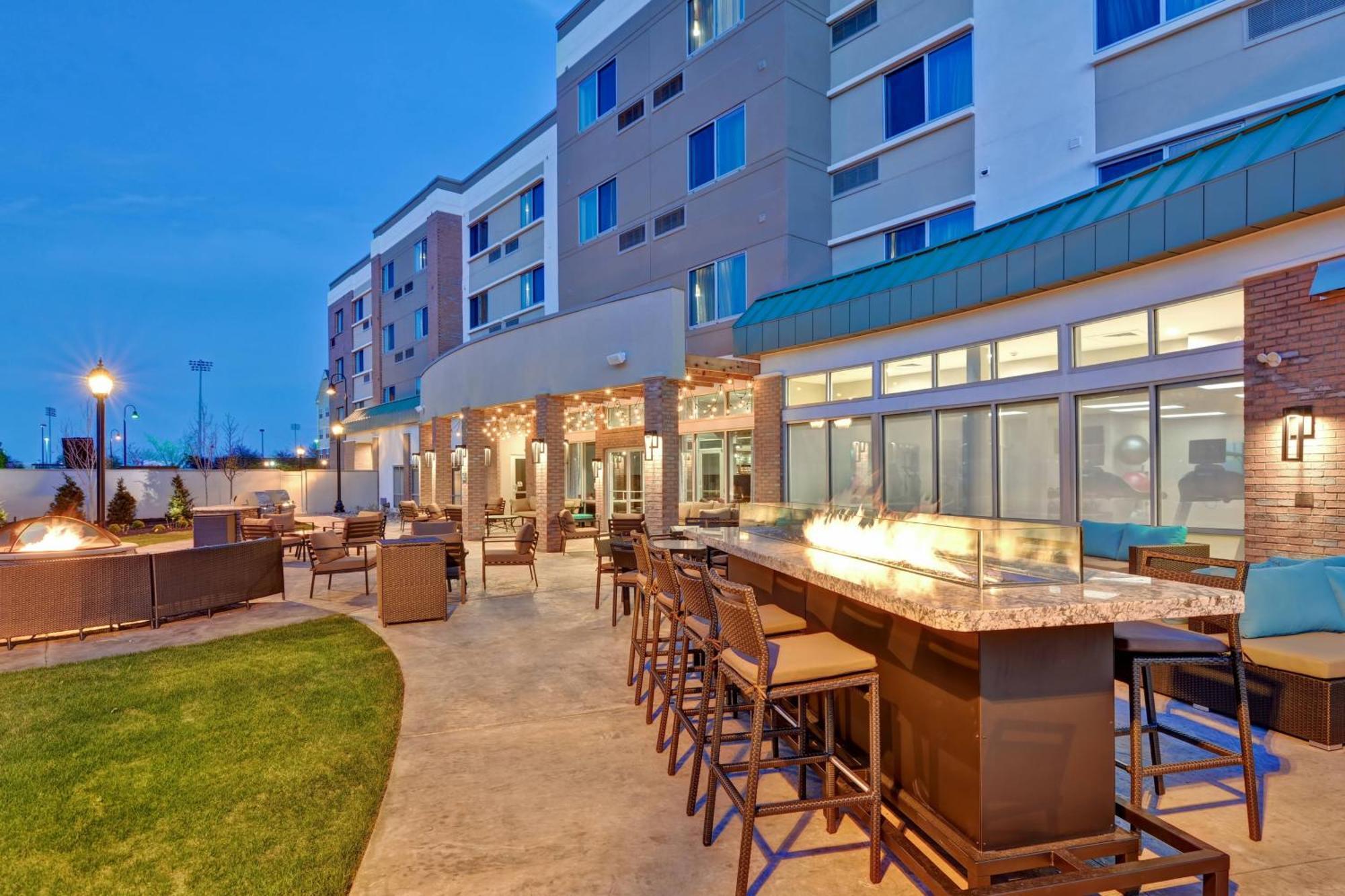 Courtyard By Marriott Long Island Islip/Courthouse Complex Hotel Central Islip Buitenkant foto
