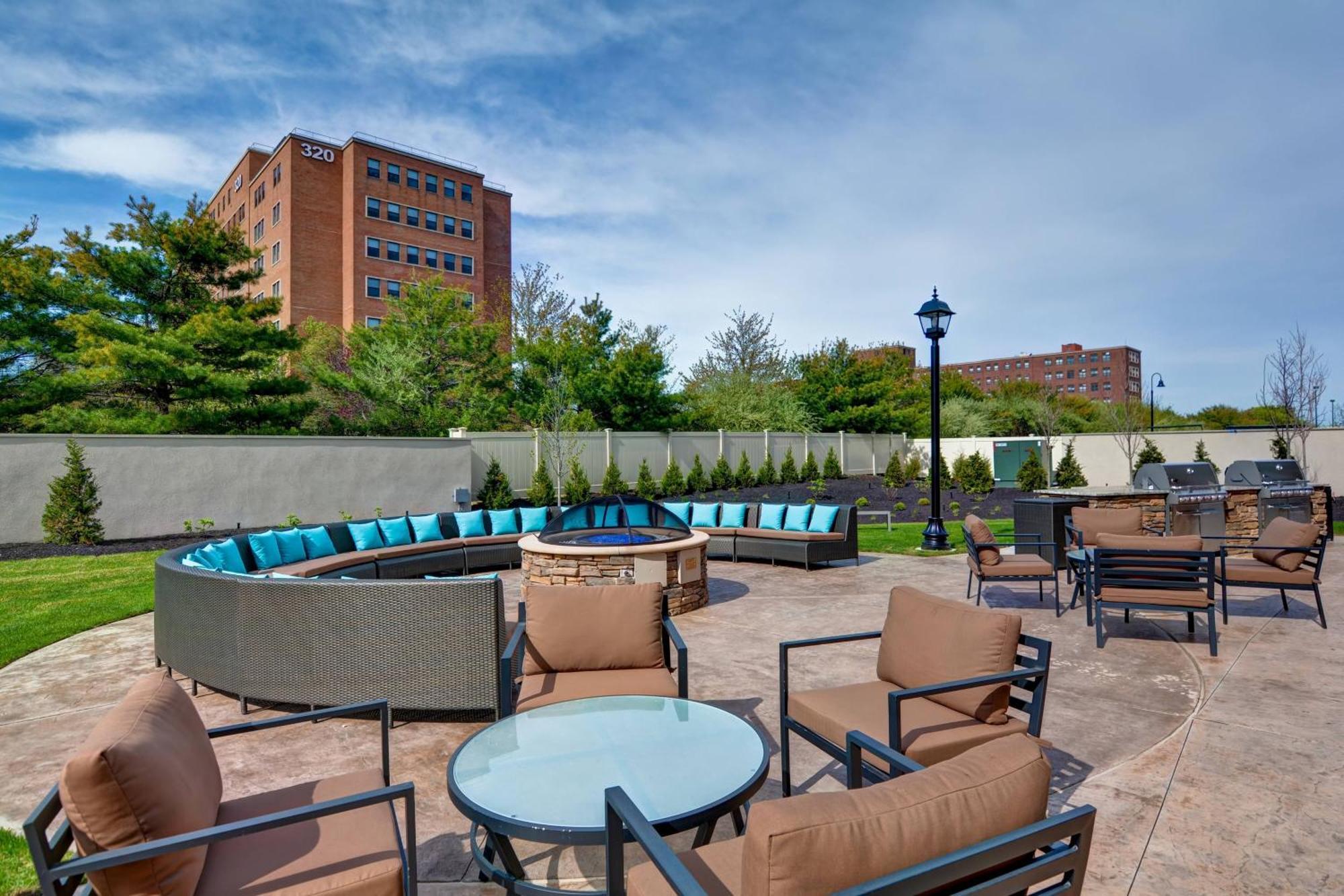 Courtyard By Marriott Long Island Islip/Courthouse Complex Hotel Central Islip Buitenkant foto