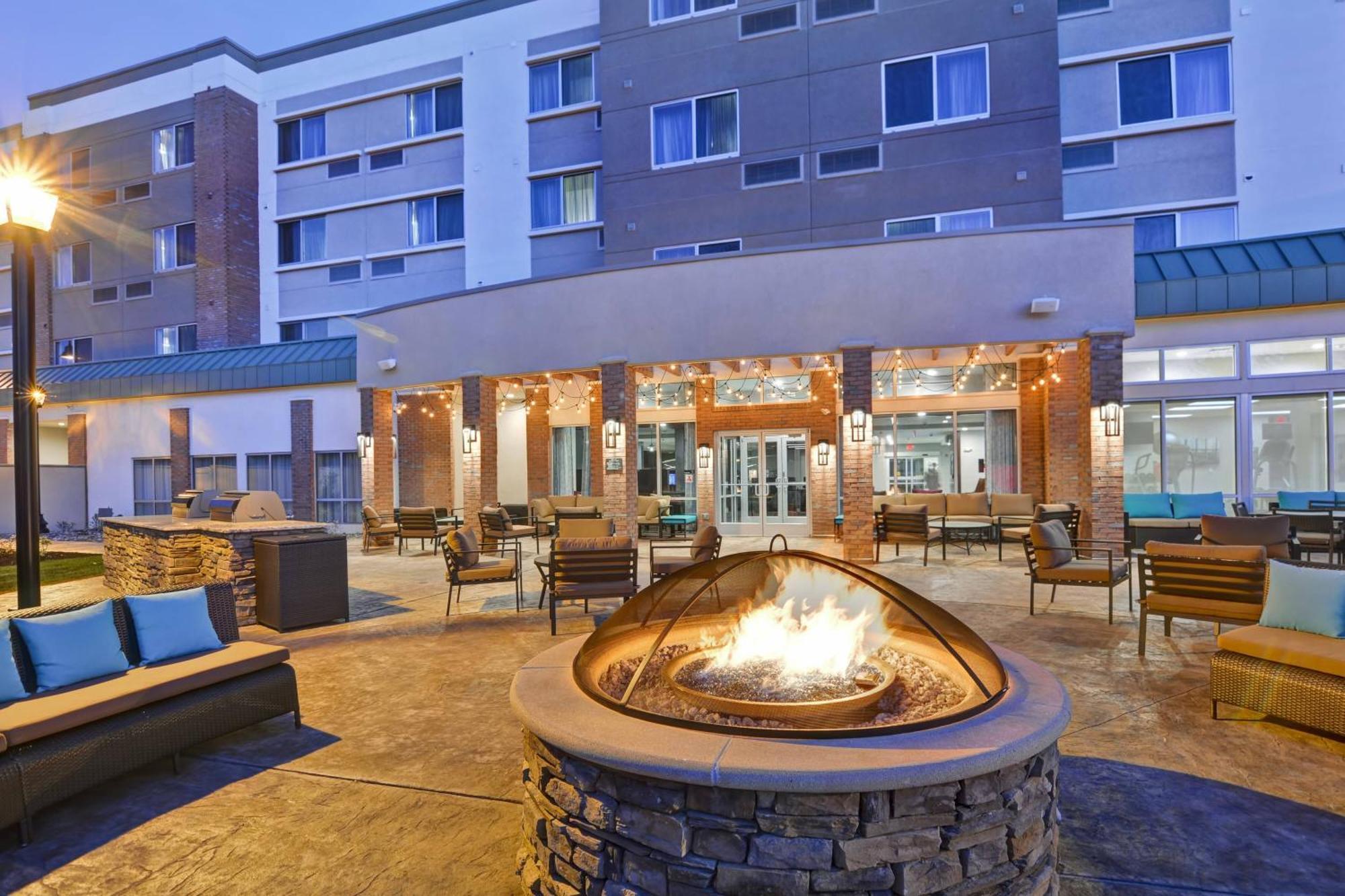 Courtyard By Marriott Long Island Islip/Courthouse Complex Hotel Central Islip Buitenkant foto
