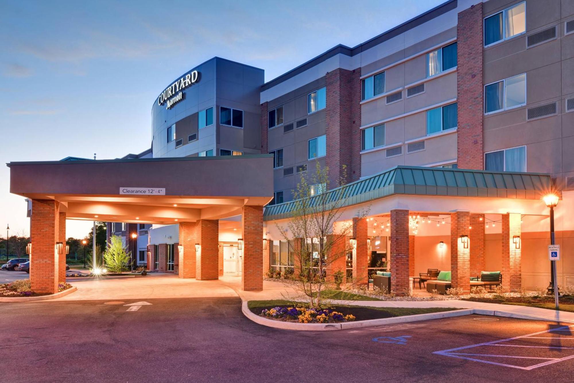 Courtyard By Marriott Long Island Islip/Courthouse Complex Hotel Central Islip Buitenkant foto
